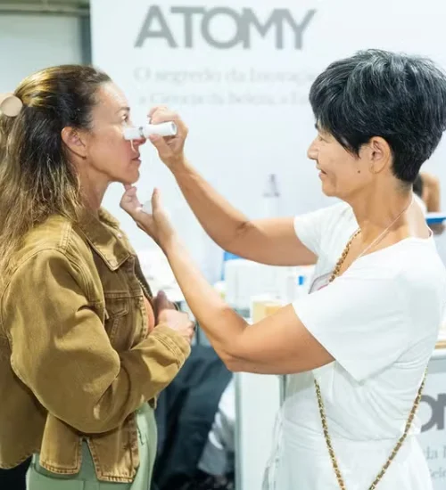 Duas mulheres usando os produtos da Atomy